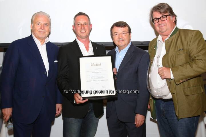 Wolfgang M. Rosam (Falstaff-Herausgeber), Erwin Sabathi (Falstaff Winzer des Jahres), Willi Klinger (ÖWM-Chef), Peter Moser (Falstaff Wein-Chefredakteur) : Falstaff kürt Erwin Sabathi zum »Winzer des Jahres« : Fotocredit: Falstaff Verlags GmbH/APA-Fotoservice/Schedl