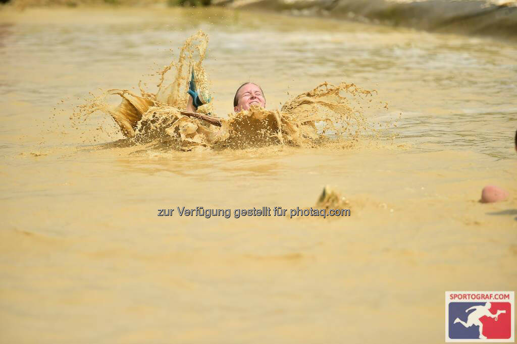 X-Cross Run, Wasser bis zum Hals, Not, © Sportograf (06.06.2016) 