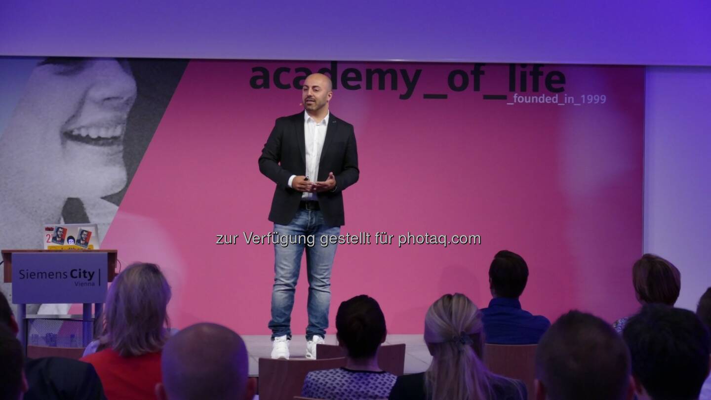 Ali Mahlodji (Jungunternehmer) : Impulsvortrag von seinem Leben und persönlichem Weg zum Erfolg für die Member der Academy of Life: Fotocredit : Siemens