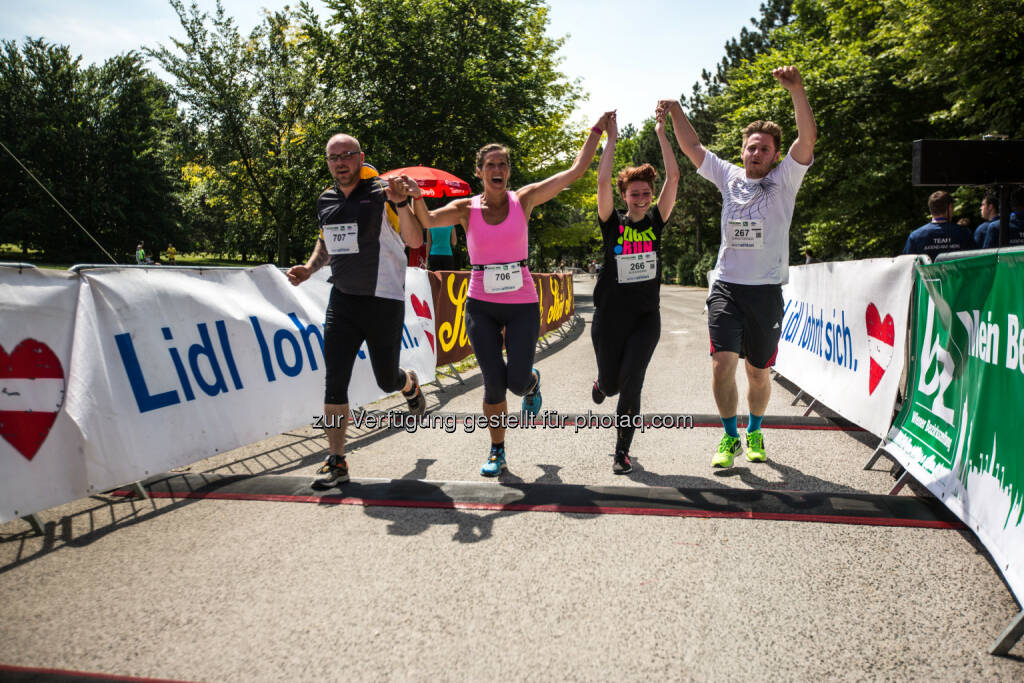 Zieleinlauf beim Wienathlon : Wienathlon - Ein Hindernislauf für jedermann im Kurpark Oberlaa am Freitag den 10. Juni 2016 : Fotocredit: Magmag, © Aussendung (08.06.2016)