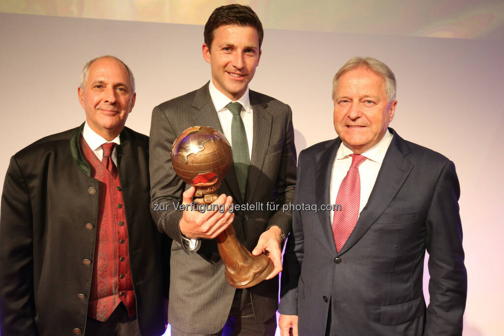 Wolfgang Neumann (Energy Globe Gründer), Günther Helm (Generaldirektor Hofer KG), Leo Windtner (Gastgeber, Generaldirektor Energie AG) : Hofer gewinnt den renommierten „Energy Globe Award“ in der Kategorie Luft : Fotocredit: Hermann Wakolbinger, © Aussendung (08.06.2016) 