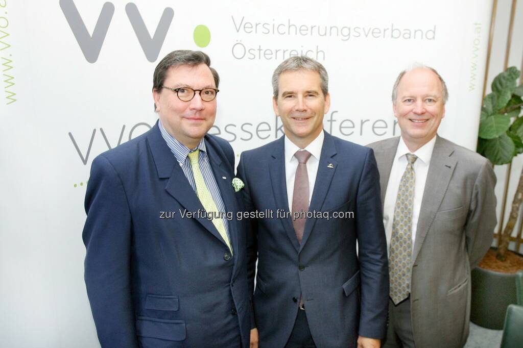 Louis Norman-Audenhove (Generalsekretär des VVO/Verband der Versicherungsunternehmen Österreichs), Hartwig Löger (VVO-Vizepräsident, Vorstandsvorsitzender Uniqa Österreich Versicherungen AG), Othmar Thann ( Direktor Kuratorium für Verkehrssicherheit) : Hohes Risiko: 4 von 10 Verkehrsunfällen passieren durch Ablenkung : Fotocredit: VVO Versicherungsverband Österreich/APA-Fotoservice/Hautzinger, © Aussendung (08.06.2016) 