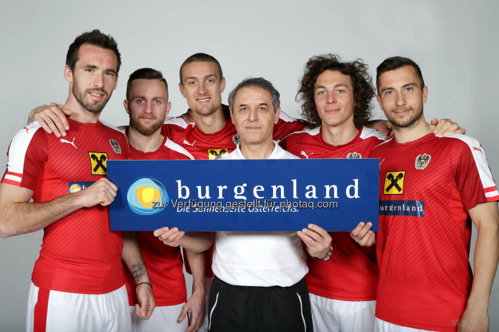 Christian Fuchs, Jakob Jantscher, Stefan Ilsanker, Marcel Koller (Teamchef Österreich), Julian Baumgartlinger, Markus Suttner : Langjährige Partnerschaft zwischen Burgenland Tourismus und dem ÖFB : Rendez-vous mit burgenländischem Wein bei der Fußball-EM in Frankreich : Photocredit: GEPA pictures/ Walter Luger, © Aussendung (08.06.2016) 