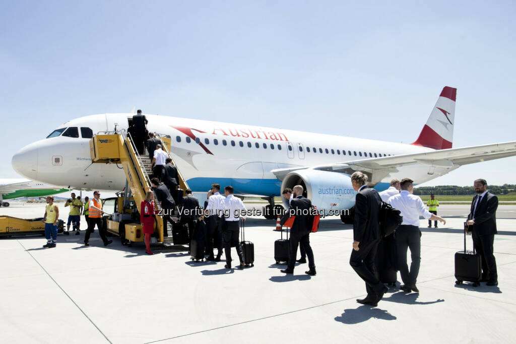 ÖFB Team startete nach Frankreich : Austrian Airlines Sonderflug OS2651 vom Wien nach Avignon : Fotocredit: Austrian Airlines – Michele Pauty, © Aussendung (08.06.2016) 