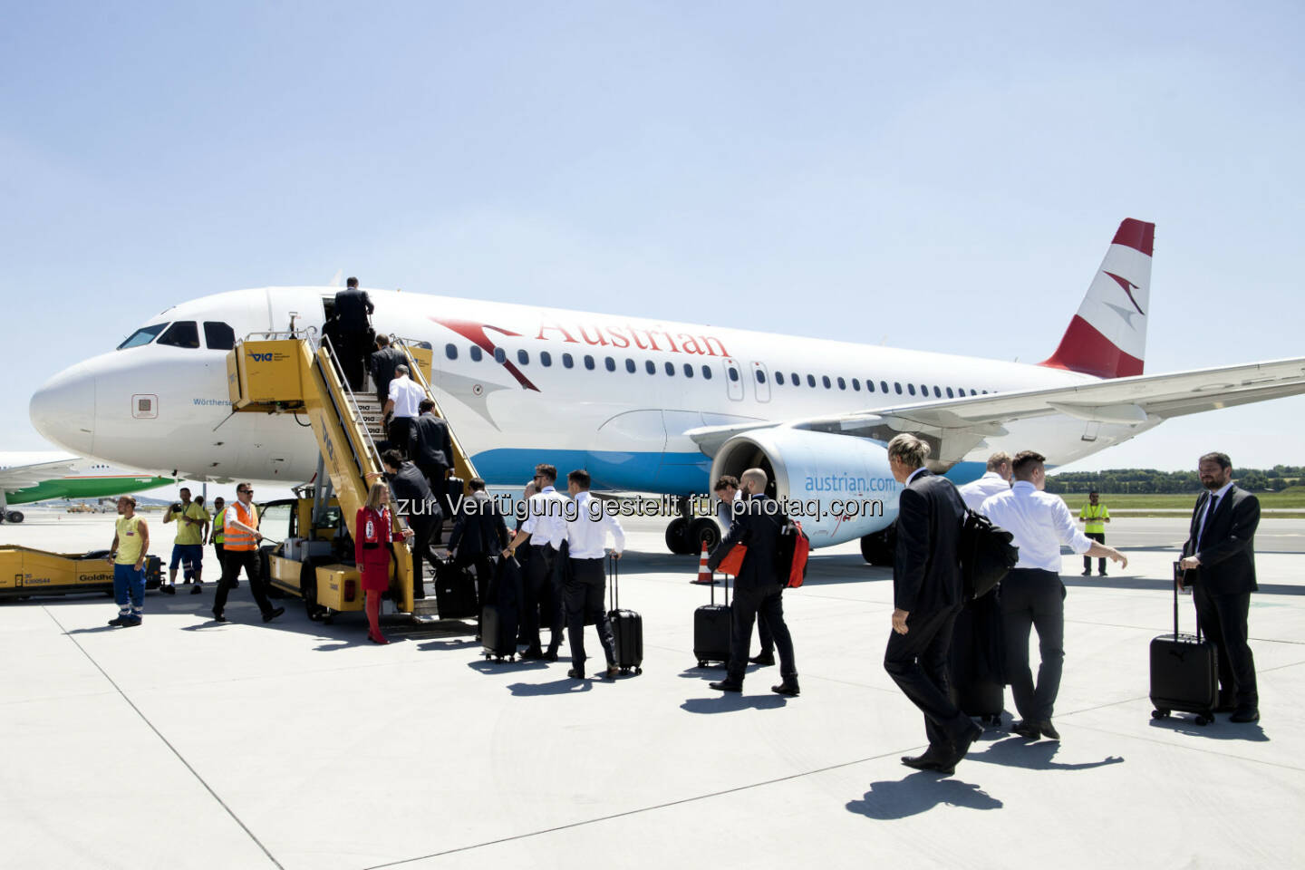 ÖFB Team startete nach Frankreich : Austrian Airlines Sonderflug OS2651 vom Wien nach Avignon : Fotocredit: Austrian Airlines – Michele Pauty