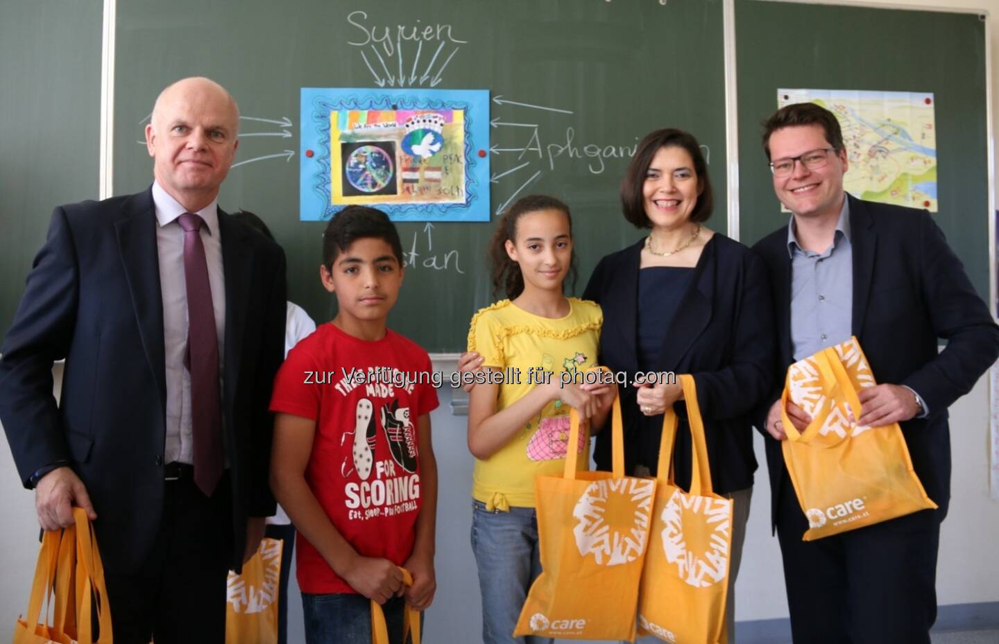 Byron Haynes (CEO Bawag P.S.K.), Schüler der NMS Veitingergasse in 1130 Wien, Andrea Barschdorf-Hager (GF CARE Österreich), Jürgen Czernohorszky (Wiener Stadtschulratspräsident) : Bilanz der Schulstart-Flüchtlingshilfe von CARE Österreich zum Ende des Schuljahres : Fotocredit: CARE/Haunschmid