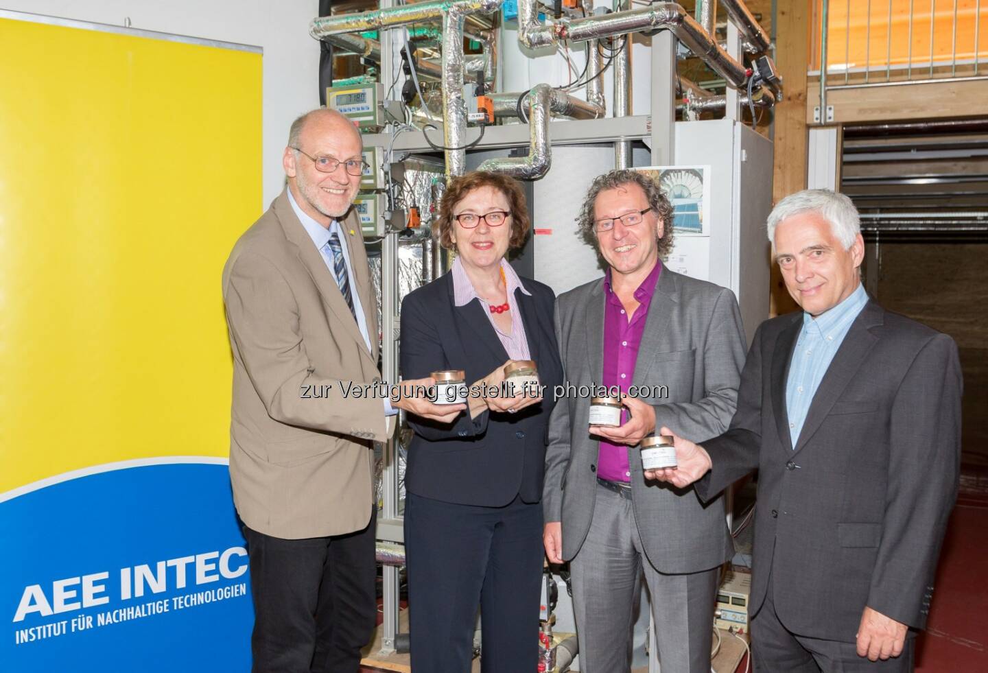 Ewald Selvicka (GF AEE Intec), Theresia Vogel (GF Klima- und Energiefonds), Wim van Helden (AEE Intec), Michael Paula (Leiter der Abteilung für Energie-und Umwelttechnologien, bmvit) : Klimafonds und bmvit : Forschungsprojekt „Comtes“ erzielt Weltrekord bei Speicherdichte : Fotocredit: Klima- und Energiefonds/APA-Fotoservice/Angerer