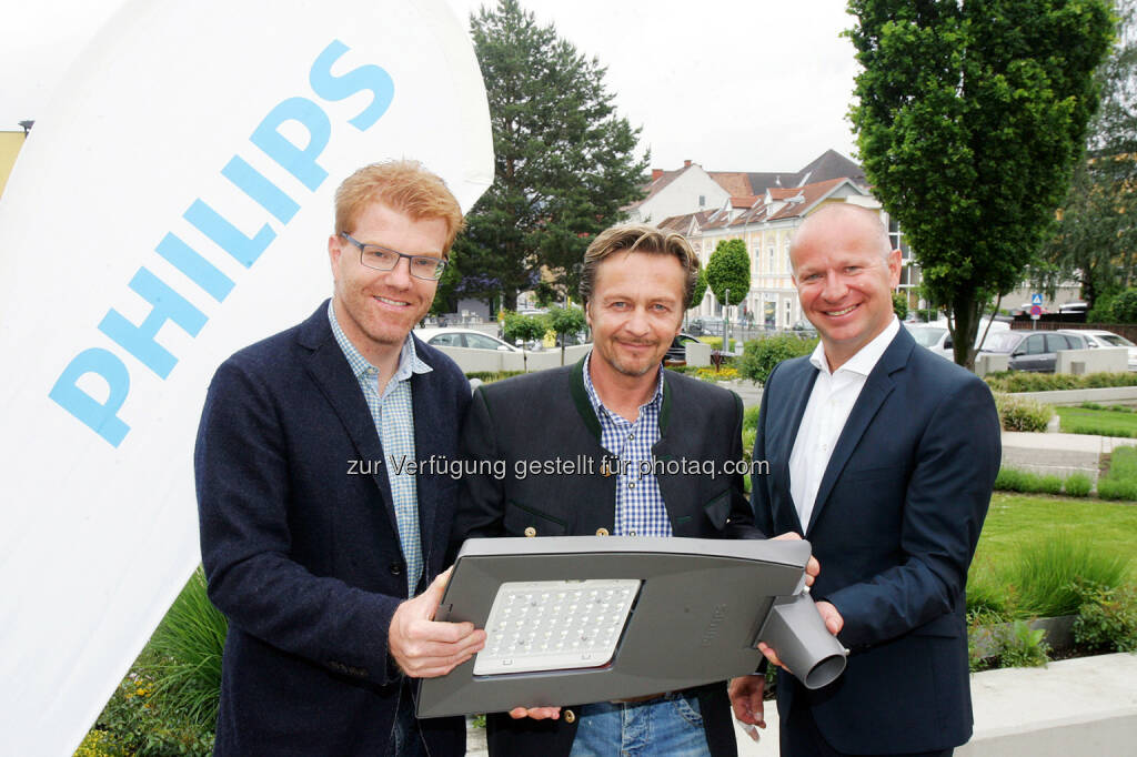 Harald Bergmann (Leiter der öffentlichen Beleuchtung von Knittelfeld), Gerald Schmid  (Bürgermeister), Norbert Kolowrat (Vertriebsleiter Öffentliche Beleuchtung bei Philips Lighting) : Intelligent vernetzte Beleuchtung sorgt für mehr Sicherheit und Effizienz in Knittelfeld : Fotocredit: Philips Lighting/APA-Fotoservice/Hautzinger, © Aussendung (09.06.2016) 