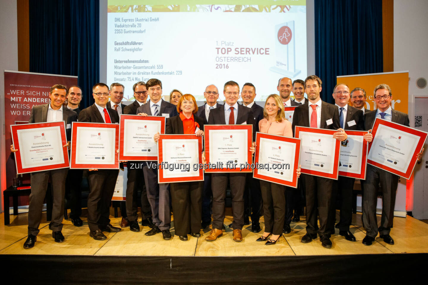 Andreas Konrad (Österreichische Post AG), Wilhelm Amon (GF Amon‘s Delicious Catering GmbH), Michael Kickinger (Vice President Customer Service, T-Mobile Austria GmbH), Christoph John (Smatrics GmbH), Franz Schönbauer und Christoph Mondl (Öamtc Fahrtechnik GmbH), Barbara Aigner (GF Top Service Österreich), Ingrid Hofmann (GF Hofmann Personal), Peter Thomayer (Vst.-Vors. CPB Software AG), Ralf Schweighöfer (GF DHL Express Austria), Karl Pinczolits (GF des Instituts für Vertrieb MCD Unternehmensberatung), Natascha Kantauer-Gansch (A1 Telekom Austria AG), Michael Botek (GF ITdesign Software Projects & Consulting GmbH), Christian Rauscher (GF Top Service Österreich), Marcus Berger (GF PlanetHome Immobilien Austria), Reinhold Magenheim (Deutsche Vermögensberatung Bank Wien), Paul Leitenmüller (GF Opinion Leaders Network), Christoph Obererlacher (Vors. d. GL, Swiss Life Select Österreich GmbH) : Top Service Qualitätssiegel für Kundenorientierung bei fête d’excellence verliehen : Fotocredit: © www.christian-husar.com