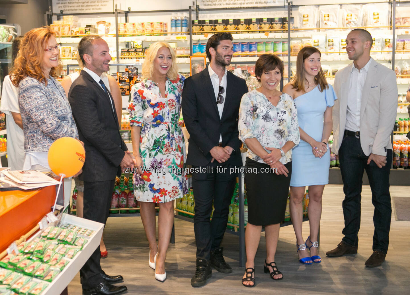 Daniela Pfeifer (Diätologin), Christopher Wolf (Facharzt für Innere Medizin und Kardiologie), Kathrin Menzinger (Testimonial und Profitänzerin), Christopher Frank (Personal Trainer und Ex-Fußballprofi), Zsofia Riedl (Sales Managerin bei Update1 Österreich), Anita und Gabor Ipsits (Eigentümer Update1 Österreich) : Update1 - Mit Low Carb zu High Health : Fotocredit: Update1/Viktória Győrfi