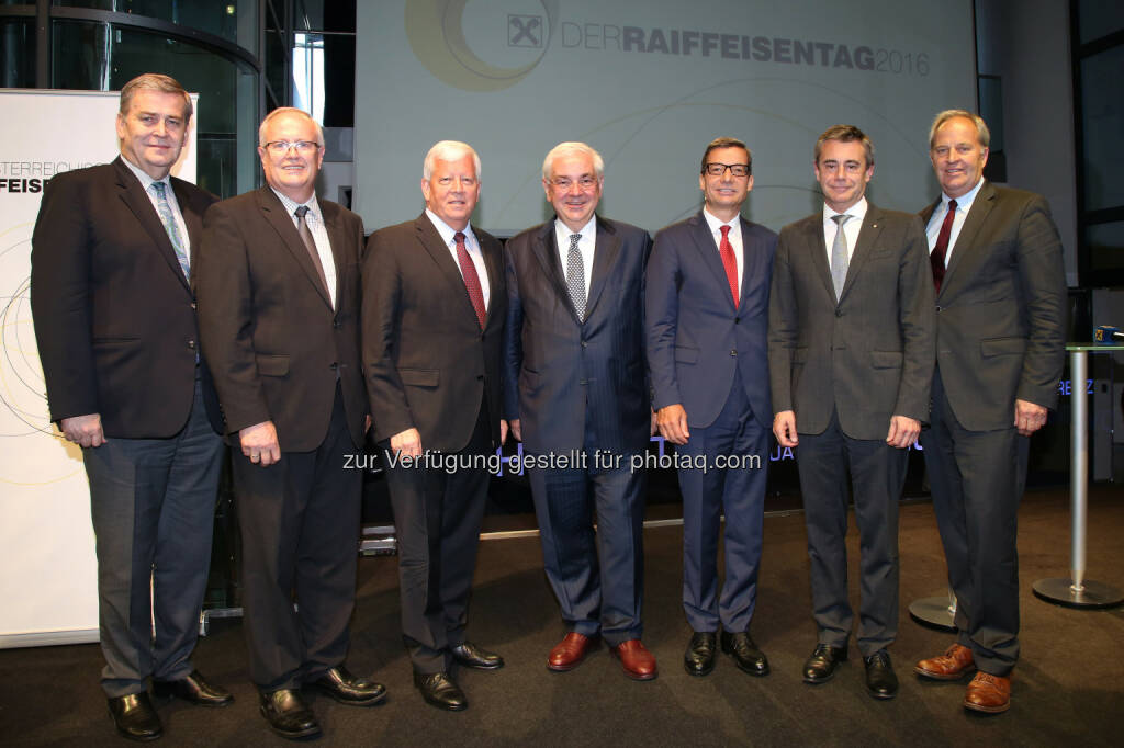 Rudolf Binder (Direktor des Raiffeisenverbandes OÖ, Genossenschaftsanwalt), Franz Reisecker (Vorstand des Raiffeisenverbandes OÖ), Jakob Auer (Generalanwalt-Stv. des ÖRV), Walter Rothensteiner (ÖRV-Generalanwalt), Andreas Pangl (ÖRV-Generalsekretär), Heinrich Schaller (Generaldirektor der Raiffeisenlandesbank OÖ), Wilfried Thoma (Generalanwalt-Stv. des ÖRV) : Raiffeisen Österreich baut auf Chancen der Genossenschaft : Fotocredit:  ÖRV/Strobl, © Aussender (10.06.2016) 