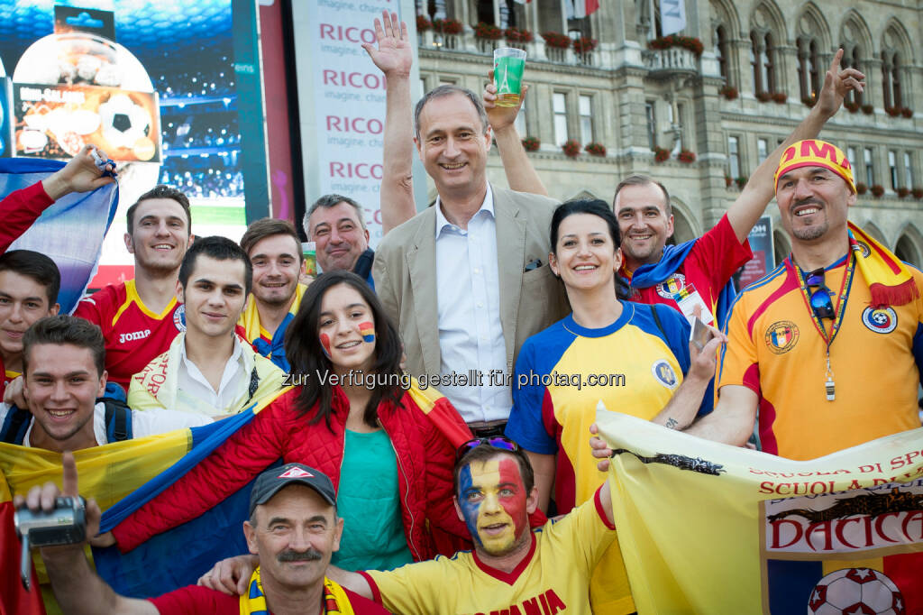 Andreas Mailath-Pokorny (Stadtrat), EÖ Public Viewing am Rathausplatz : Die Fan Arena am Rathausplatz feiert einen grandiosen Auftakt : Fotocredit: David Bohmann, © Aussendung (11.06.2016) 