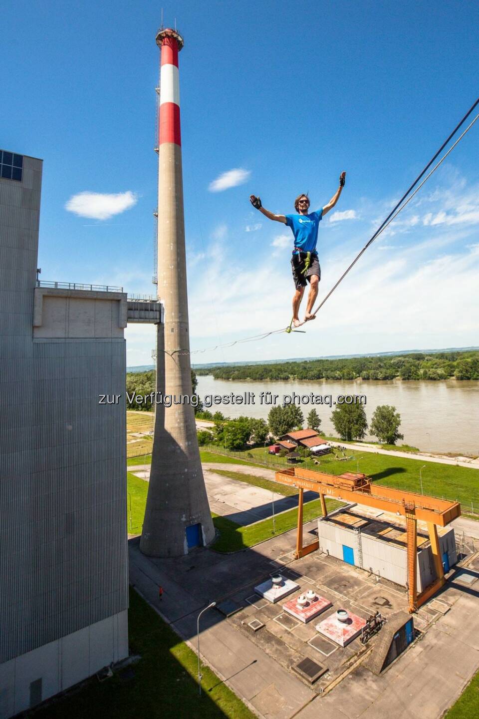 EVN - also #Höhenangst ist für die Vienna Slackliners wohl ein Fremdwort ;-) Slackliner in luftigen Höhen

Meist sieht man sie in nicht einmal einem Meter Höhe zwischen zwei Bäumen auf einem elastischen Gurt hin- und herwandern: die Slackliner. Richtig hoch hinaus geht es vergangene Woche jedoch für sechs Mitglieder der Vienna Slackliners. Am Gelände des nie in Betrieb gegangenen EVN-Kernkraftwerks Zwentendorf wandeln sie auf einem nur 2,5 cm breiten Gurtband fast 40 Meter über dem Boden. Dabei sind sie zwar durch ein Sicherungsseil knapp darunter geschützt, die Aktion i Source: http://facebook.com/EVN