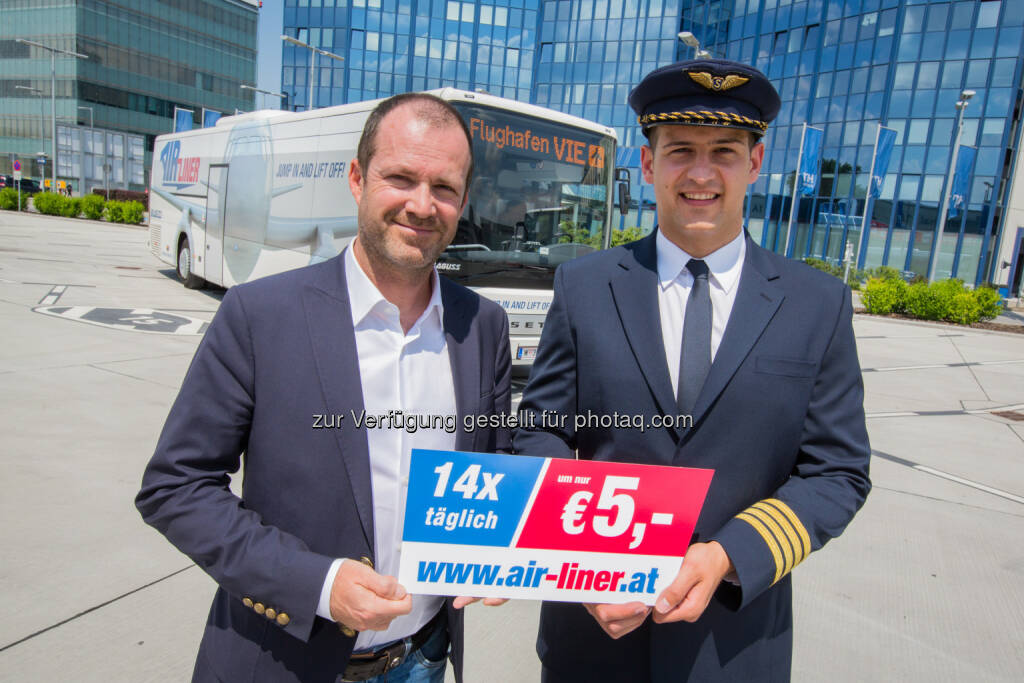 Thomas Blaguss und der Buspilot : Blaguss, Österreichs Experte im Linienverkehr, startet am 15.6.2016 mit einer neuen Buslinie zum Flughafen Wien Schwechat : Fotocredit: Blaguss Gruppe/Lendl, © Aussendung (13.06.2016) 