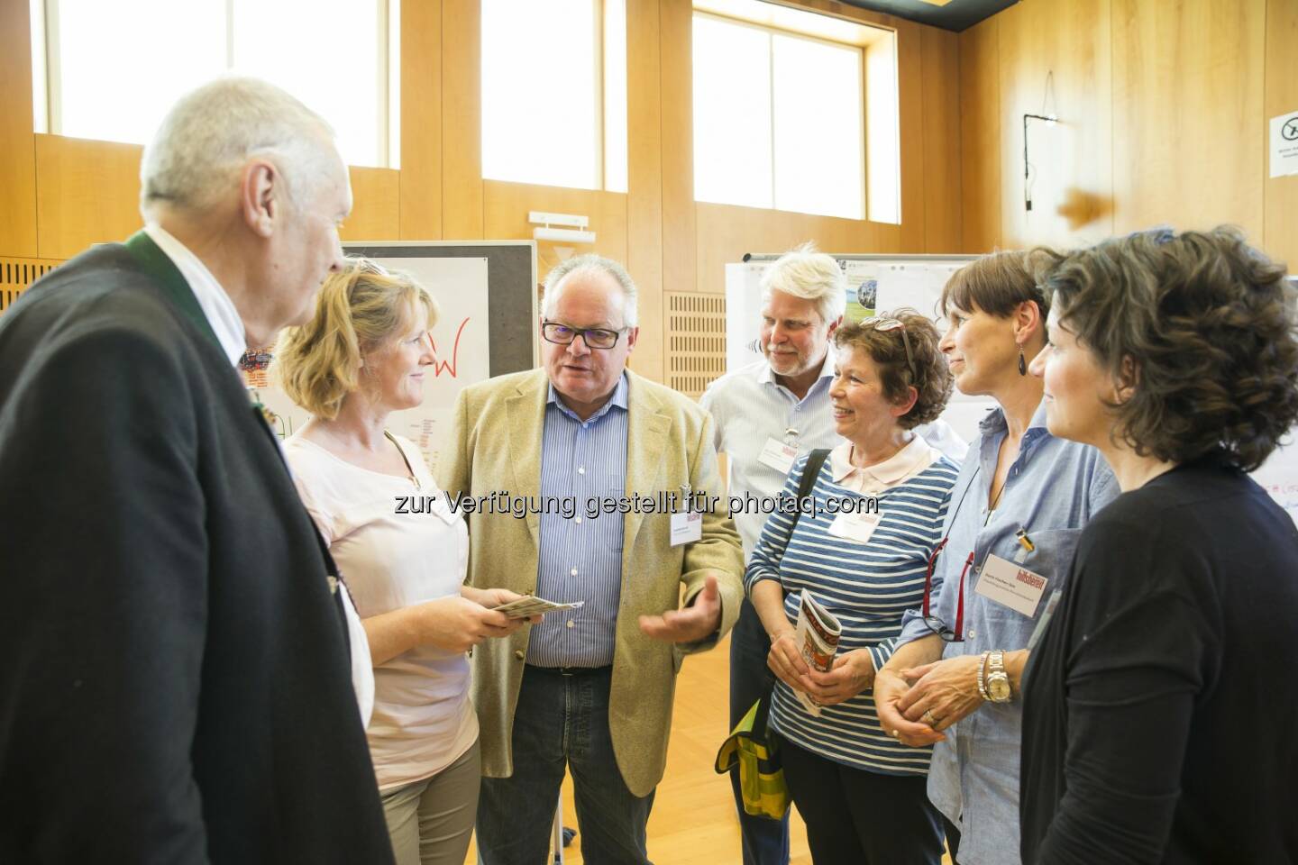 Christian Konrad mit Freiwilligen in der Flüchtlingshilfe : „Gott sei Dank gibt es beim Freiwilligen Engagement keine Obergrenze und keinen Richtwert“ : Fotocredit: Österreich hilfsbereit/Neumayr/Leo