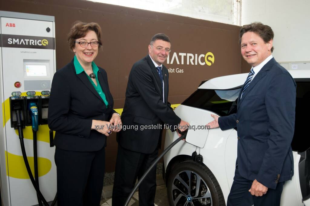 Theresia Vogel (GF Klima- und Energiefonds), Jörg Leichtfried (Verkehrsminister), Wolfgang Anzengruber (Vorstandsvors. Verbund AG) : Elektromobilität auf der Überholspur : Hochleistungsladenetzwerk auf der Westachse grenzüberschreitend ausgebaut : Fotocredit: Klima- und Energiefonds/APA-Fotoservice/Hörmandinger, © Aussendung (14.06.2016) 