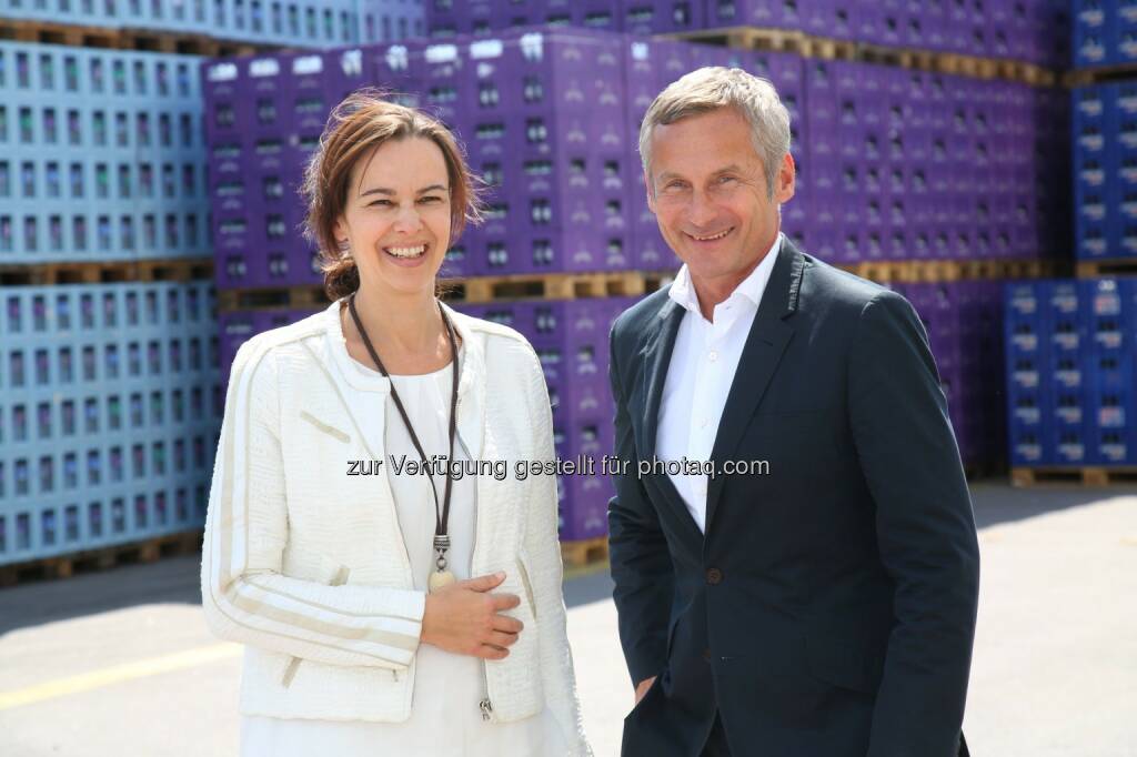 Sophie Karmasin (Familienministerin), Alfred Hudler (Vorstandsvors. Vöslauer) : Bundesministerin Sophie Karmasin zu Gast bei Vöslauer : Familie und Beruf sind zentrale Themen : Fotocredit: Vöslauer/APA-Fotoservice/Schedl, © Aussender (14.06.2016) 