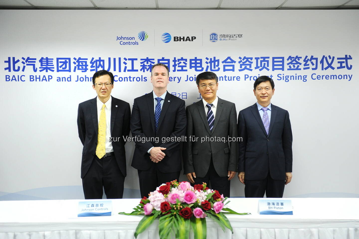 Kenneth Yeng (VP & GM China, Johnson Controls Power Solutions), Joe Walicki (President Johnson Controls Power Solutions), Chen Bao (President of BHAP), Lin Fenghua (Chairman of Bohai Piston) : Johnson Controls plant Expansionen in China und den USA : Fotocredit: Johnson Controls Power Solutions EMEA