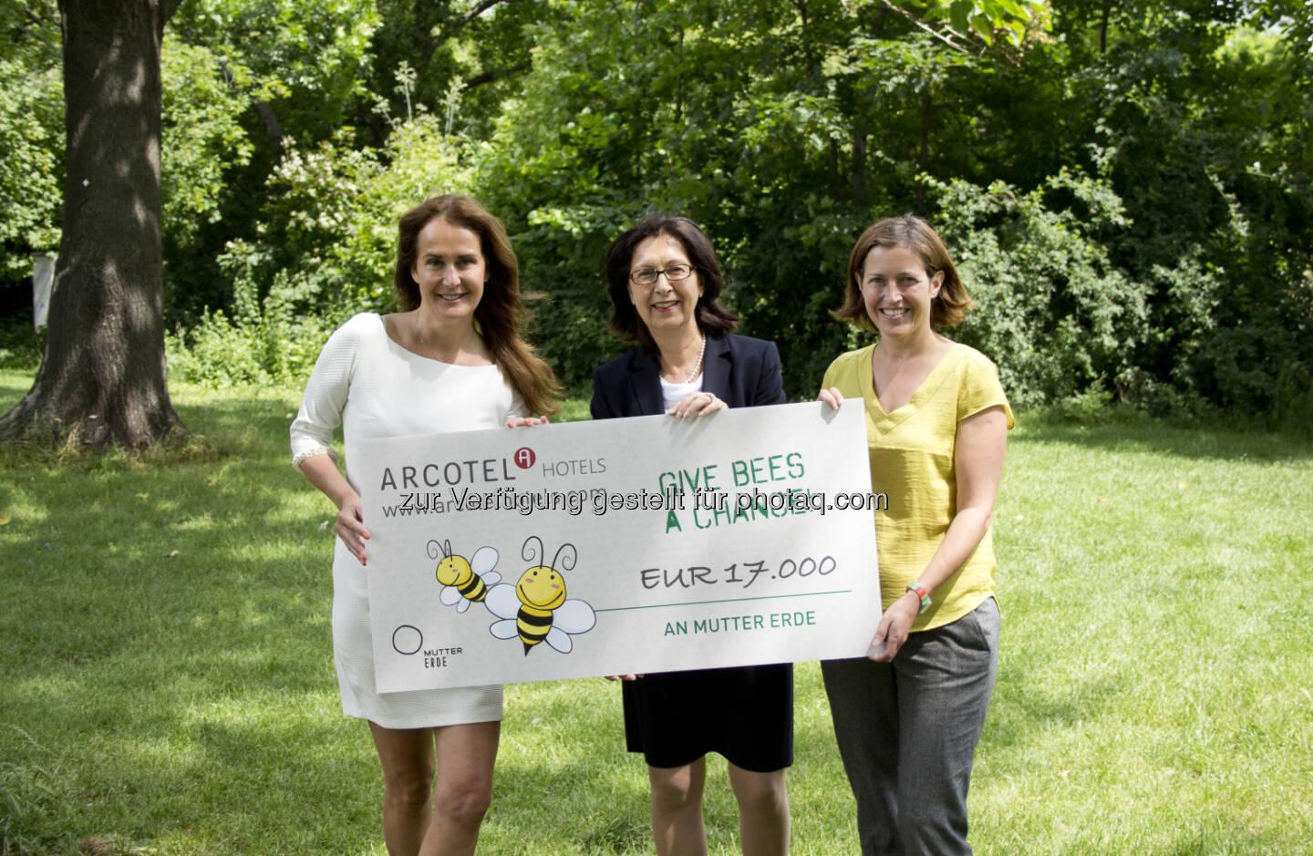 Maggie Entenfellner (Tierschutzexpertin), Renate Wimmer (Eigentümer der Unternehmensgruppe Arcotel), Hildegard Aichberger (Mutter Erde) : Give Bees A Chance – Arcotel Hotels sammelt mit Gästen für die Bienen und spendet 17.000 Euro an „Mutter Erde“ : Fotocredit: Arcotel Hotels