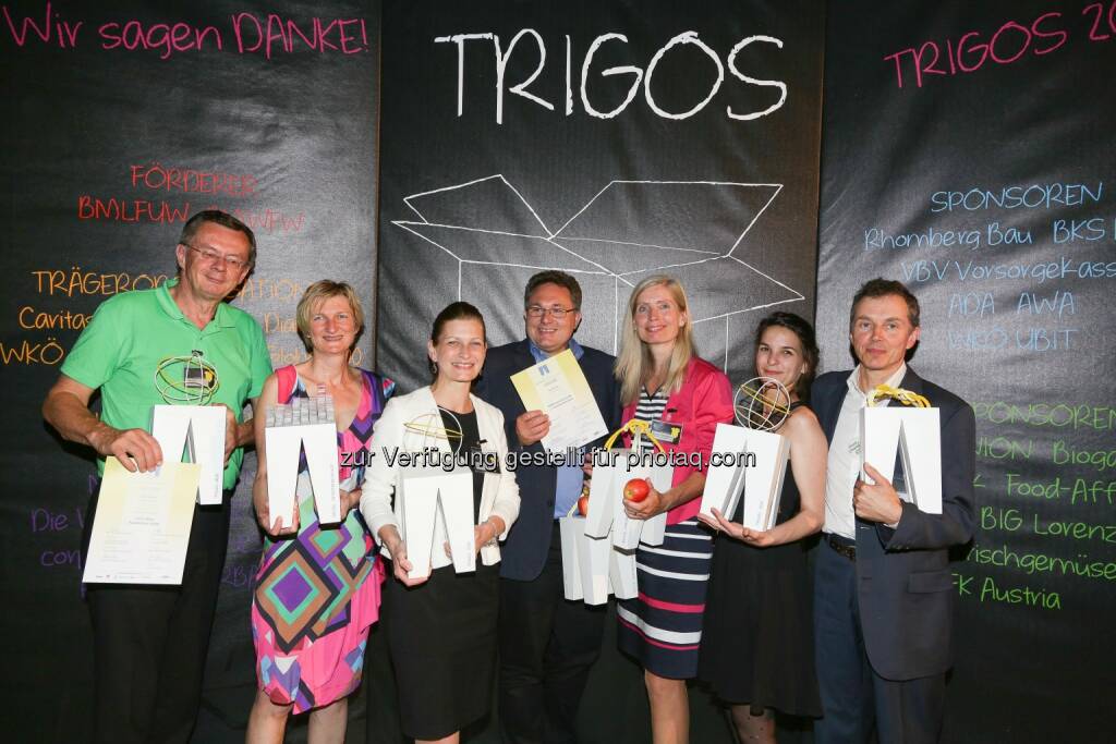 Kuno Haas (Terra Möbel), Gabriele Sonnleitner (magdas Hotel), Isabella Hollerer (Bellaflora), Gerald Pfiffinger (Bird Life), Tanja Dietrich-Hübner (REWE), Agnes Fogt (Makava), Ernst Gugler (gugler) : Gewinner des Trigos 2016, Österreichs Preis für verantwortungsvolles Wirtschaften : Fotocredit: Trigos/APA-Fotoservice/Tanzer, © Aussendung (15.06.2016) 