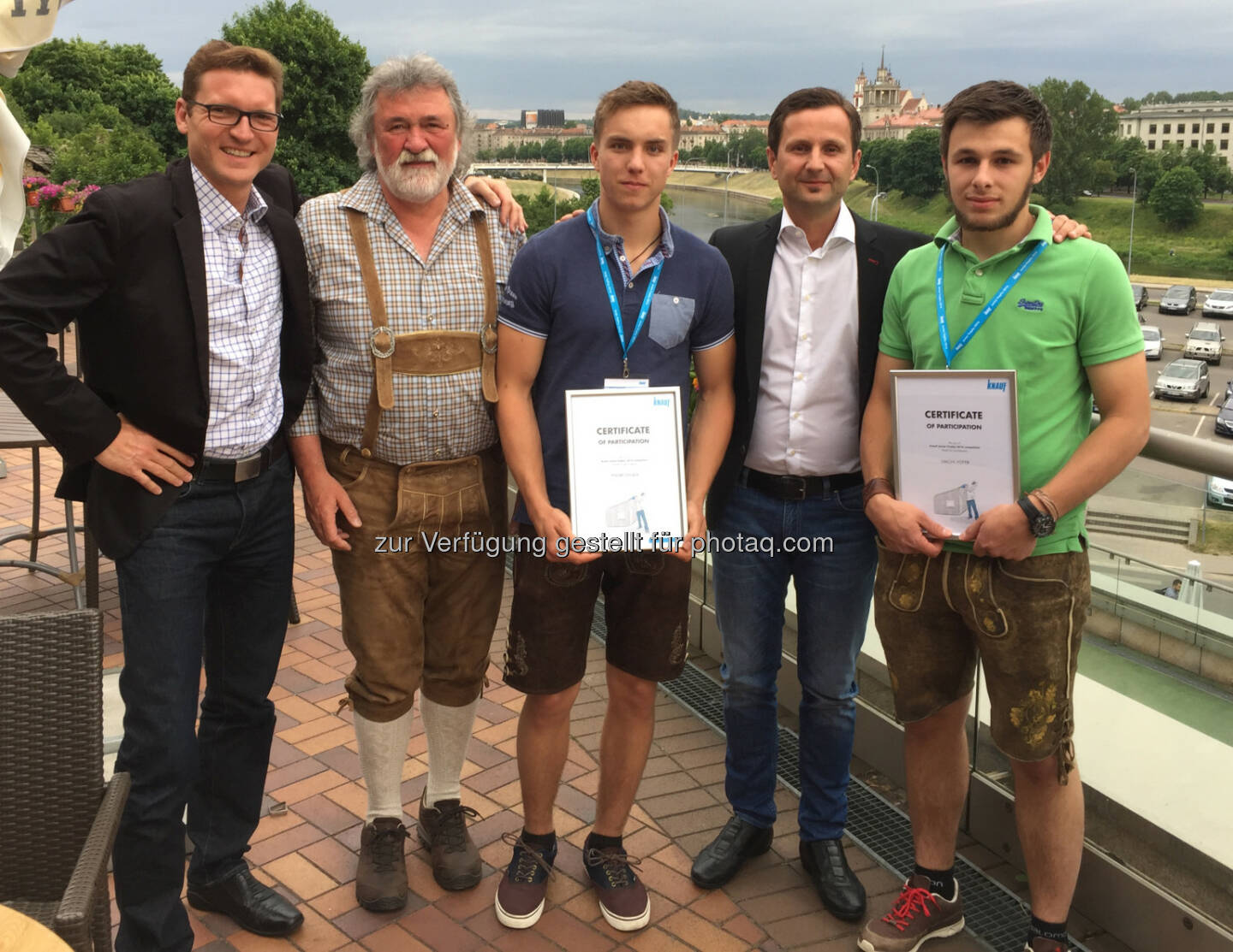 Bernd Landsmann (Leiter der Knauf Architektenbetreuer), Karl Hofstadler (Berufschullehrer der Landesberufsschule Wals), Philipp Gruber (Trockenbaulehrling), Andreas Bauer (Knauf Kommunikationsverantwortlicher), Simon Hofer (Trockenbaulehrling) : Internationaler Trockenbaulehrlingswettbewerb in Vilnius :  Das österreichische Team belegte hinter Belgien, Russland und dem Gewinner Bulgarien den vierten Platz : Fotocredit: Knauf/Janeika Kestutis