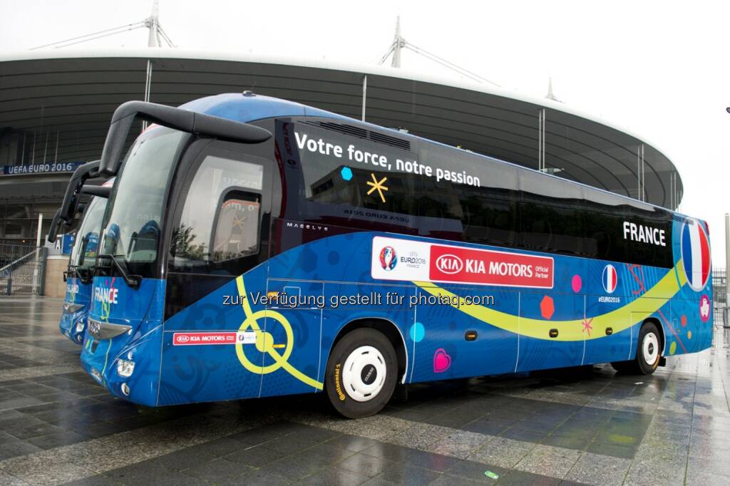 Bus der französischen Nationalmannschaft : Die Team-Busse bei der UEFA Euro 2016™ rollen auf Premium-Busreifen von Continental durch Frankreich : Fotocredit: Continental, © Aussendung (16.06.2016) 