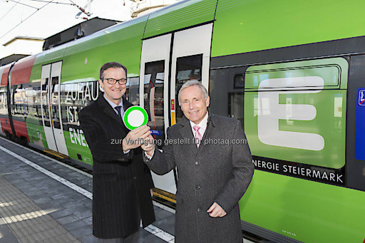 Franz Suppan (ÖBB), Christian Purrer (Vorstandssprecher der Energie Steiermark) : Neue S-Bahn im grünen E-Design : „Grüne“ Partnerschaft mit der Energie Steiermark : Fotocredit: Energie Steiermark/Symbol