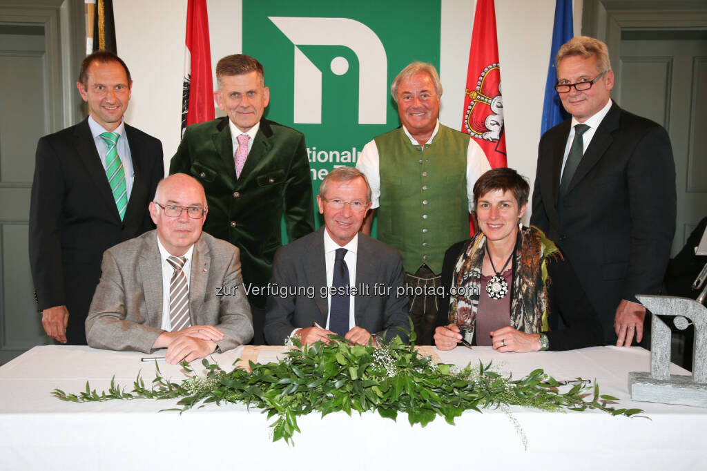 Wolfgang Urban (Nationalpark Direktor), Wilfried Holtmann (Vorsitzender VNP), Johann Bründl (Notar), Wilfried Haslauer (LH Sbg.), Peter Nindl (Bgm. Neukirchen), Astrid Rössler (LH-Stv. Sbg.), Mathias Zimmermann (GF VNP) : Historischer Grundankauf im Kerngebiet des Nationalparks : Land übernimmt 3.000 Hektar Fläche in den Hohen Tauern : Fotocredit: Landesmedienzentrum Salzburg(Neumayr/SB, © Aussender (17.06.2016) 