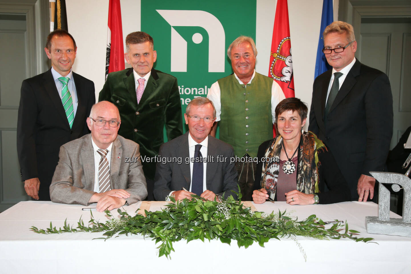 Wolfgang Urban (Nationalpark Direktor), Wilfried Holtmann (Vorsitzender VNP), Johann Bründl (Notar), Wilfried Haslauer (LH Sbg.), Peter Nindl (Bgm. Neukirchen), Astrid Rössler (LH-Stv. Sbg.), Mathias Zimmermann (GF VNP) : Historischer Grundankauf im Kerngebiet des Nationalparks : Land übernimmt 3.000 Hektar Fläche in den Hohen Tauern : Fotocredit: Landesmedienzentrum Salzburg(Neumayr/SB