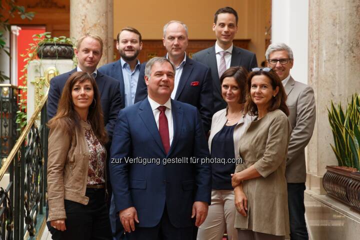 Dalia Preziosa (Österreichische Post), Gregor Bierent (New Frontier Group), Hannes Cizek (RZB), Walter Ruck (WK Wien), Gerhard Gamperl (Verbund), Maximilian Schausberger (A1), Sabine Toplak (AccorHotels), Christiane Noll (Microsoft Österreich), Robert Heinze (Connect Care – Sieger in Season 1 bei Microsoft) : Kick-off für Europa‘s größten Corporate Innovation Contest – hosted by WK Wien : Fotocredit: WKW/Wieser