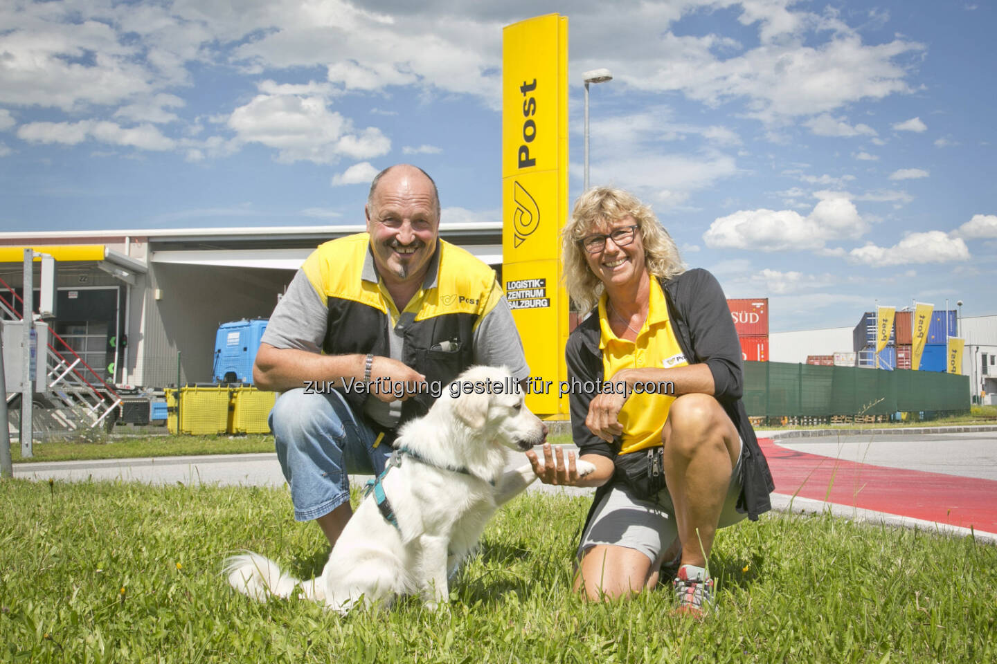 Josef Nöstler und Loretta Raiger (Post), Schulungshund Merlin : Hunde und Postler – wie Feinde zu Freunden werden : Fressnapf und die Post organisierten Hunde-Schulung für Zusteller : Fotocredit: © Fotos honorarfrei, Fotonachweis Wildbild