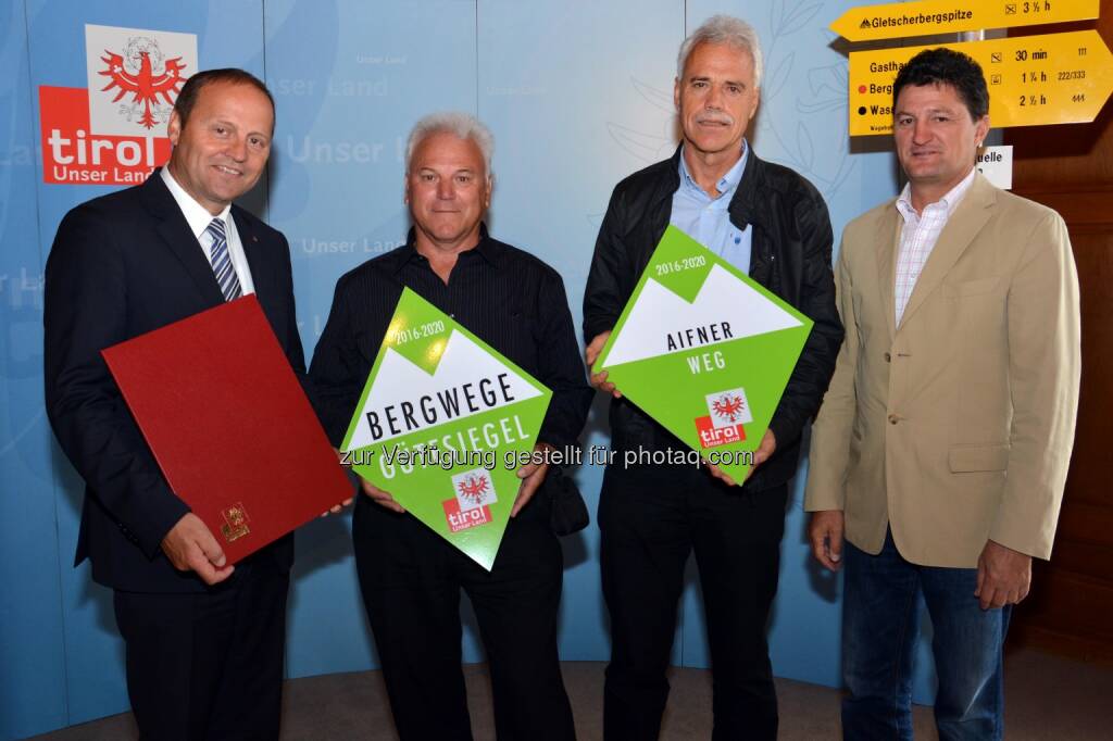 Josef Geisler (LHStv. Tirol), Bernhard Krismer und Reinhard Bazzanella (Wegwarte der Ferienregion West), Reinhard Eberl (Sport-Abteilungsvorstand) : Tiroler Bergwegegütesiegel – Erneute Auszeichnung für Wanderwege in TirolWest : Fotocredit: Amt der Tiroler Landesregierung, © Aussender (20.06.2016) 