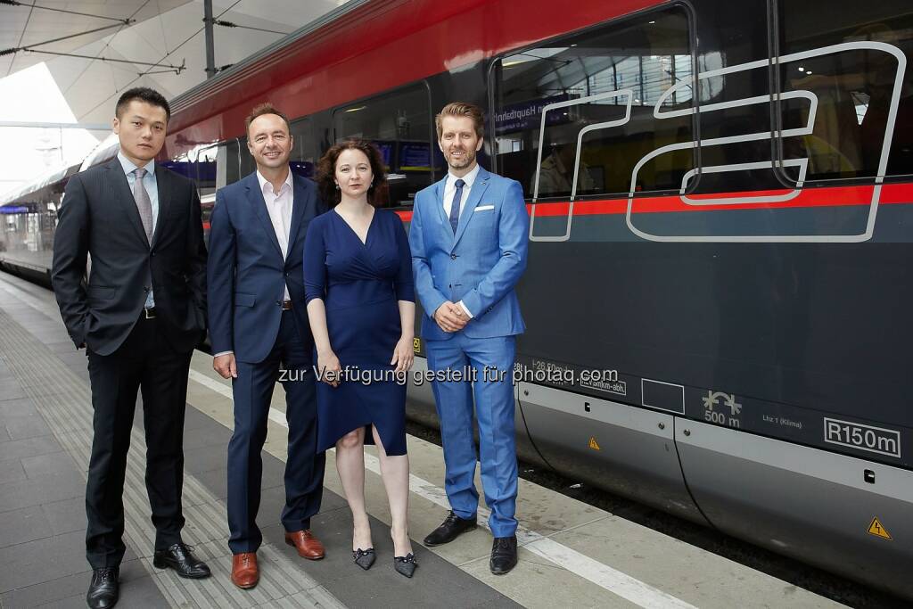 Jay Peng (Managing Director Huawei Austria), Johann Pluy (Leiter Bahnsysteme ÖBB Infrastruktur AG), Agnes Balazs (Projektleiterin ÖBB Huawei Austria), Christian Sagmeister (Leiter Life Cycle Management Telematik ÖBB Infrastruktur AG) : Huawei liefert das neue OTN-Netz der ÖBB : Fotocredit: Huawei Österreich/APA-Fotoservice/Preiss, © Aussendung (20.06.2016) 