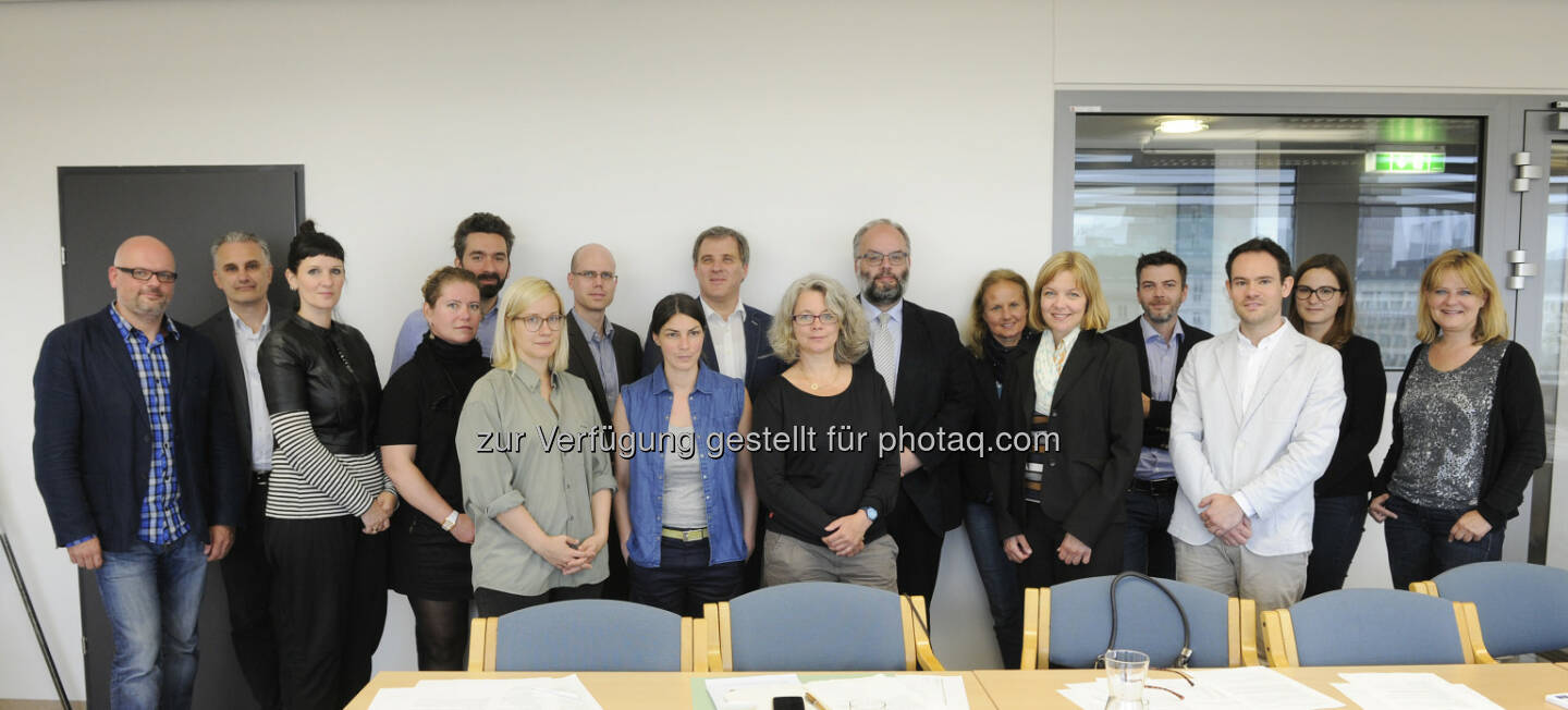 Mitglieder des neu gegründeten österreichischen No-Hate-Speech-Kommitees : Sophie Karmasin (Familienministerin): „Gemeinsam mit jungen Menschen gegen Hassreden auftreten“ : Fotocredit: bmfj/Aigner