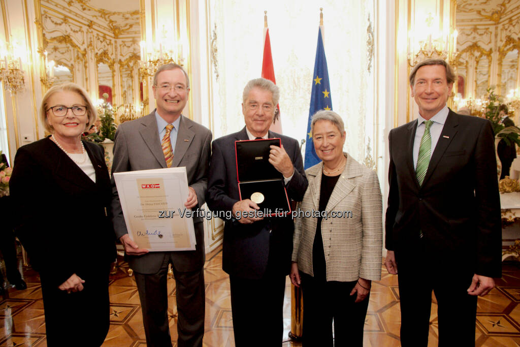 Anna Maria Hochhauser (WKÖ-Generalsekretärin), Christoph Leitl (WKÖ-Präsident), Heinz Fischer (Bundespräsident), Margit Fischer, Walter Koren (Leiter der Aussenwirtschaft Austria) : Große Goldene Ehrenmedaille der WKÖ an Bundespräsident Fischer : Fotocredit: WKO, © Aussendung (21.06.2016) 