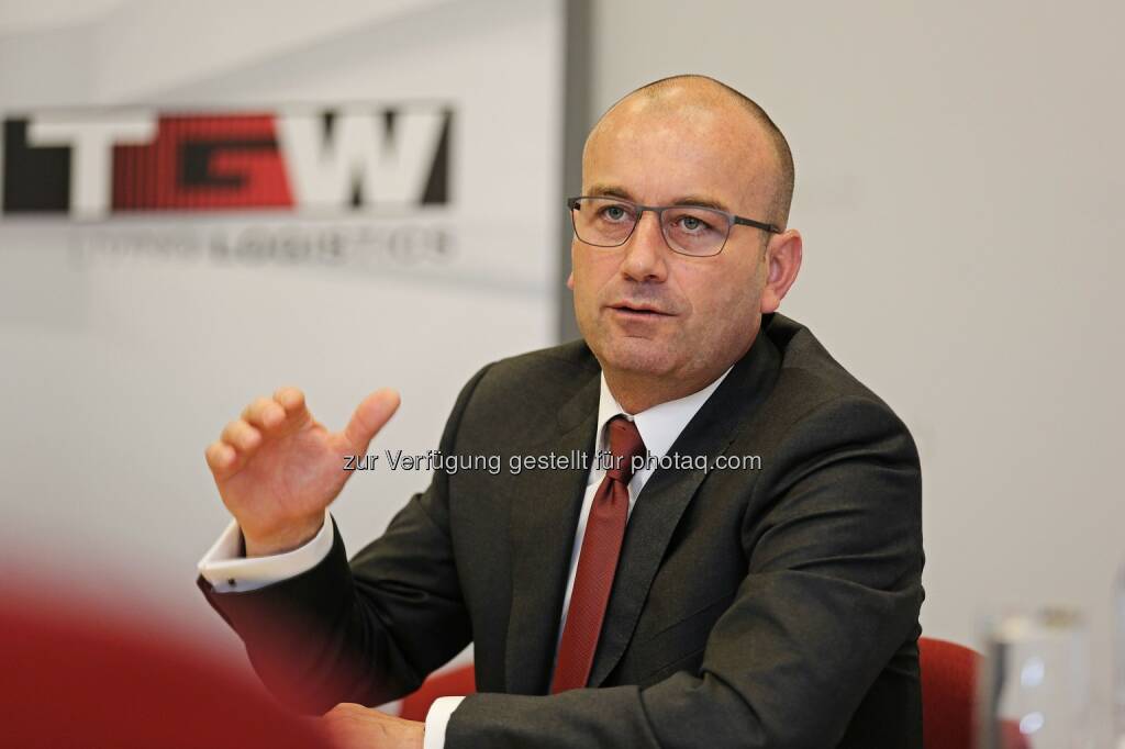 Georg Kirchmayr, President der TGW Logistics Group : TGW setzt 2015/2016 Wachstumskurs fort und übernimmt Robotik-Spezialist CHM Automatisierungstechnik GmbH aus Stephanskirchen bei Rosenheim : Fotocredit: TGW Logistics Group/APA-Fotoservice/Hartl, © Aussendung (21.06.2016) 