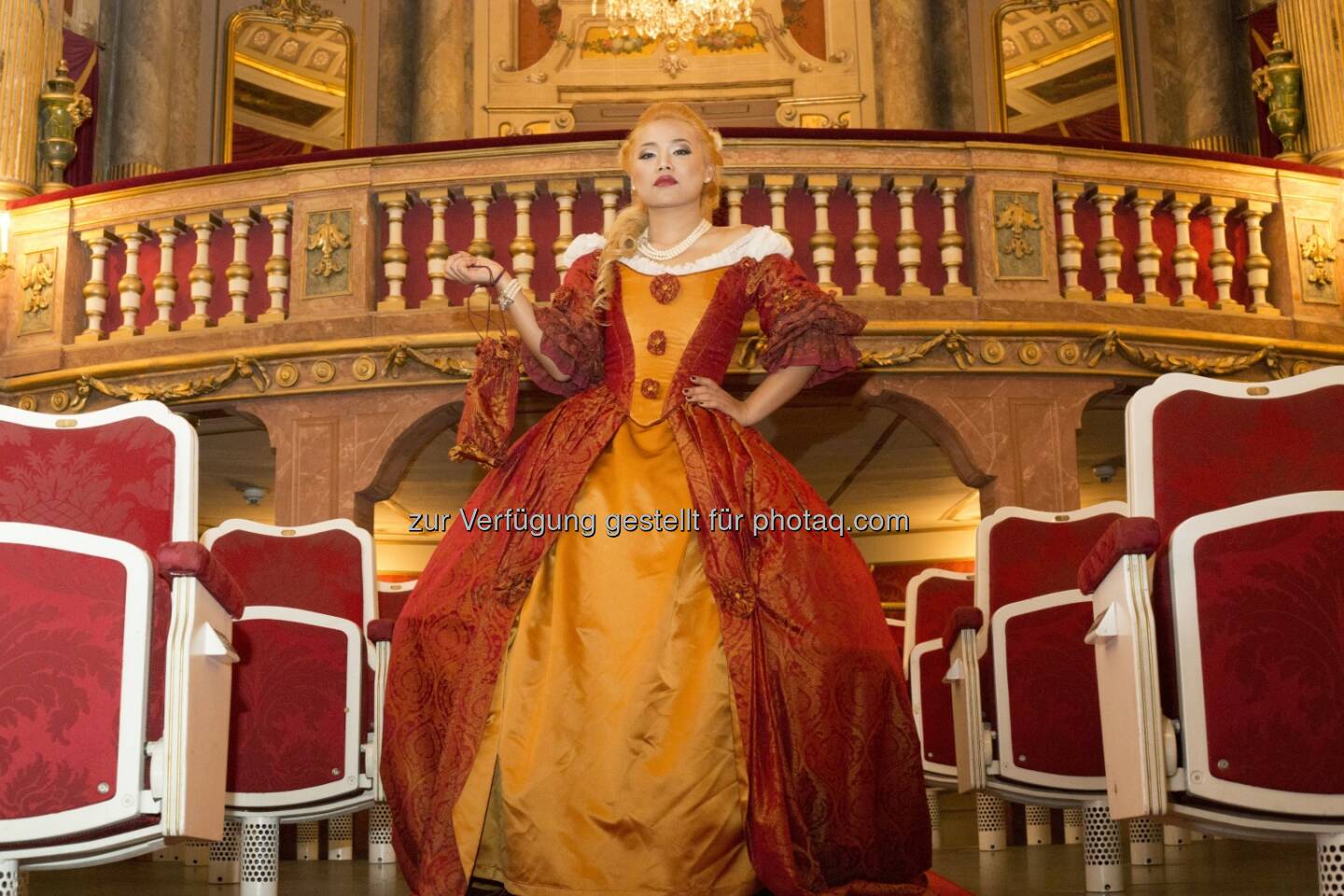 Organ Prawang (Nachwuchsopernsängerin) : Mit einem Fotoshooting im Schloss Schönbrunn sprechen Nachwuchsopernsängerin Organ Prawang, Make Up Artist Bayanzul Berisha und Modefotograf Benni Hill ein Dankeschön an die Stadt Wien für gelebte Integration : Fotocredit: Benni Hill