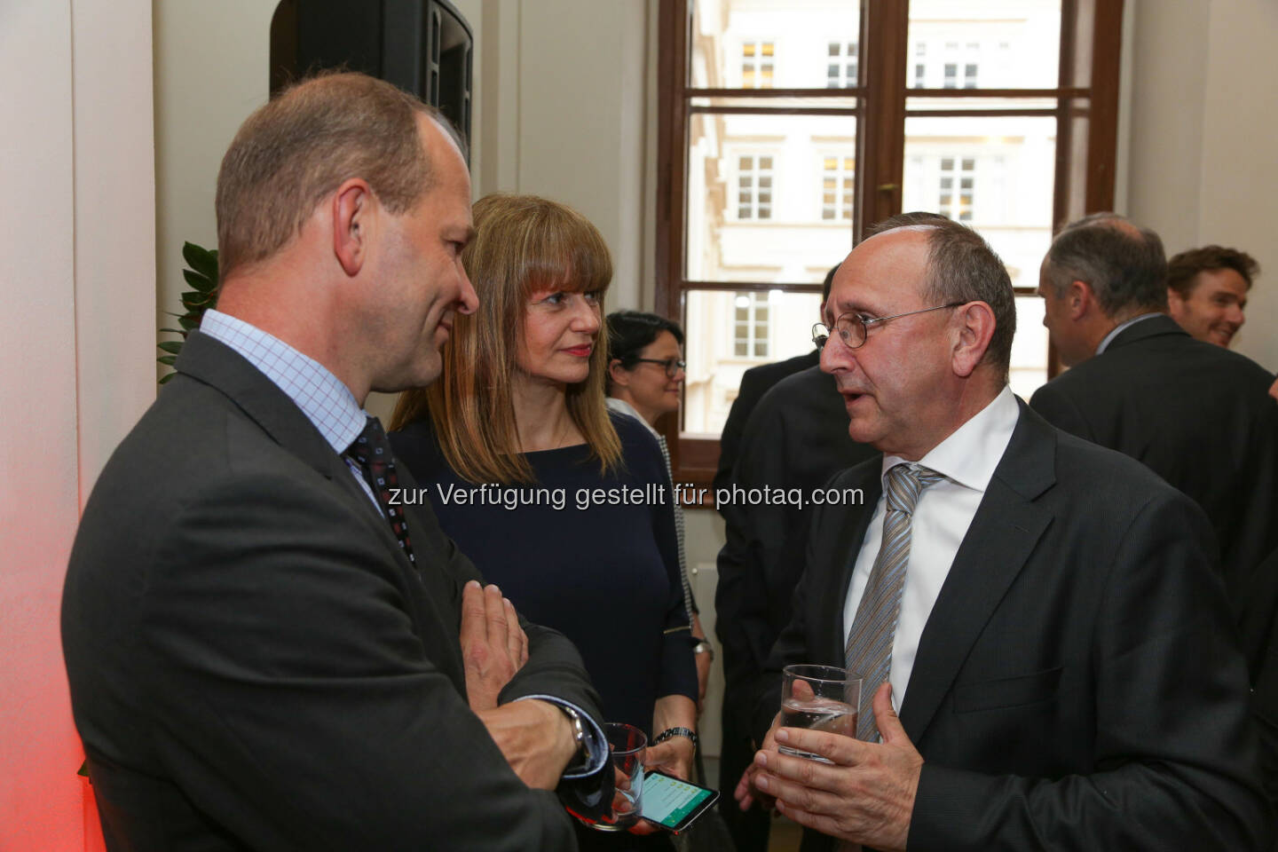 Börse-Vorstand Ludwig Nießen im Gespräch mit Andreas Gerstenmayer (CEO AT&S) und Elke Koch (Head of IR AT&S)  (Bild: Wiener Börse, Richard Tanzer)