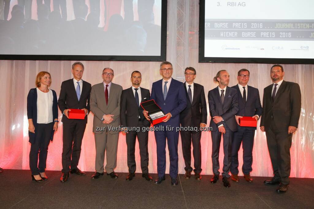 Preisträger Journalistenpreis vlnr.: Ingrid Krenn-Ditz (Head of Group Communications, RBI), Martin Grüll (CFO RBI), Davic C. Davies (CFO OMV), Peter Felsbach (Leiter Konzernkommunikation voestalpine), Robert Ottel (CFO voestalpine), Harald Hagenauer (Vorstandsvorsitzender CIRA), Michael Mikolasek (Leitender Redakteur APA Finance), Johannes Vetter (Unternehmenssprecher OMV), Robert Lechner (Head of Media Relations OMV)  (Bild: Wiener Börse, Richard Tanzer) (21.06.2016) 