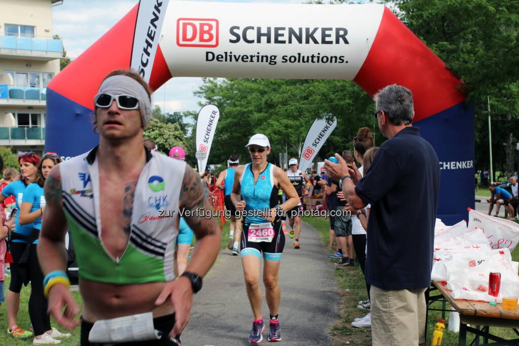 DB Schenker in Österreich: Ironman 2016: 3.000 Sportler setzen auf DB Schenker. Rund 100 Mitarbeiter von DB Schenker aus ganz Österreich unterstützen das Ironman-Team und kümmern sich neben der Verteilung der Ablaufinformationen vor allem um die umfangreiche Versorgung der über 3.000 Sportler. (C) DB Schenker, © Aussendung (23.06.2016) 