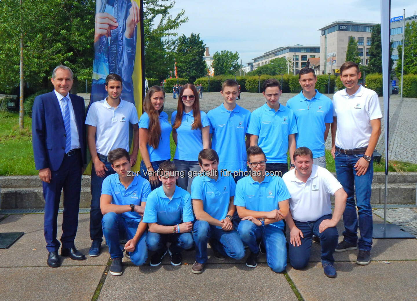 Helmut Andexer (Vice President Human Resources), Stefan Schuller (Ausbildner), Sabrina Indinger, Laura Doblinger, Josef Angleitner, Muhamed Hamzic, Sven Frischmuth, Helmut Winkler (Ausbildner); vorne: Martin Donnermair, Tobias Gruber, Thomas Ecker, Julian Burghuber, Otmar Schneebauer (Ausbildungsleiter) : Großer Erfolg bei Lehrlingswettbewerb : FACC Future Team holt zwei Titel und einen Dreifachsieg : Fotocredit: FACC