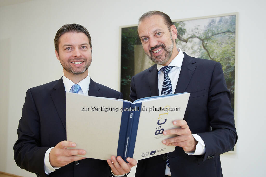 Felix Strohbichler (GF der B&C Industrieholding), Werner Hoffmann (Vorstand des Instituts für Strategisches Management der WU Wien) : B&C Industrieholding und WU Wien präsentieren „Manager-Monitor 2016“ : Führungskräfte fordern weniger staatliche Bürokratie und mehr Expertise von Aufsichtsräten : Fotocredit: The Skills Group/APA-Fotoservice/Preiss , © Aussender (24.06.2016) 