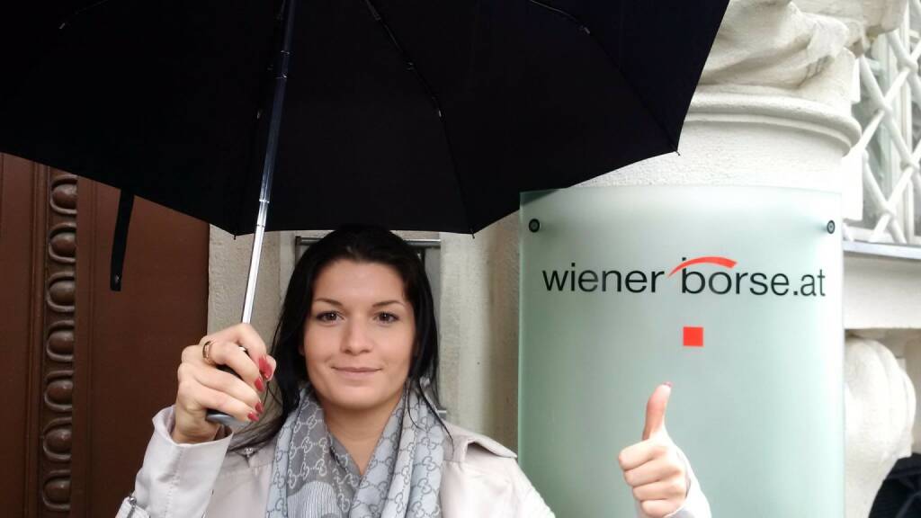 Regenschirm: Alexandra Rosinger vor der Wiener Börse (c) Rosinger (27.06.2016) 