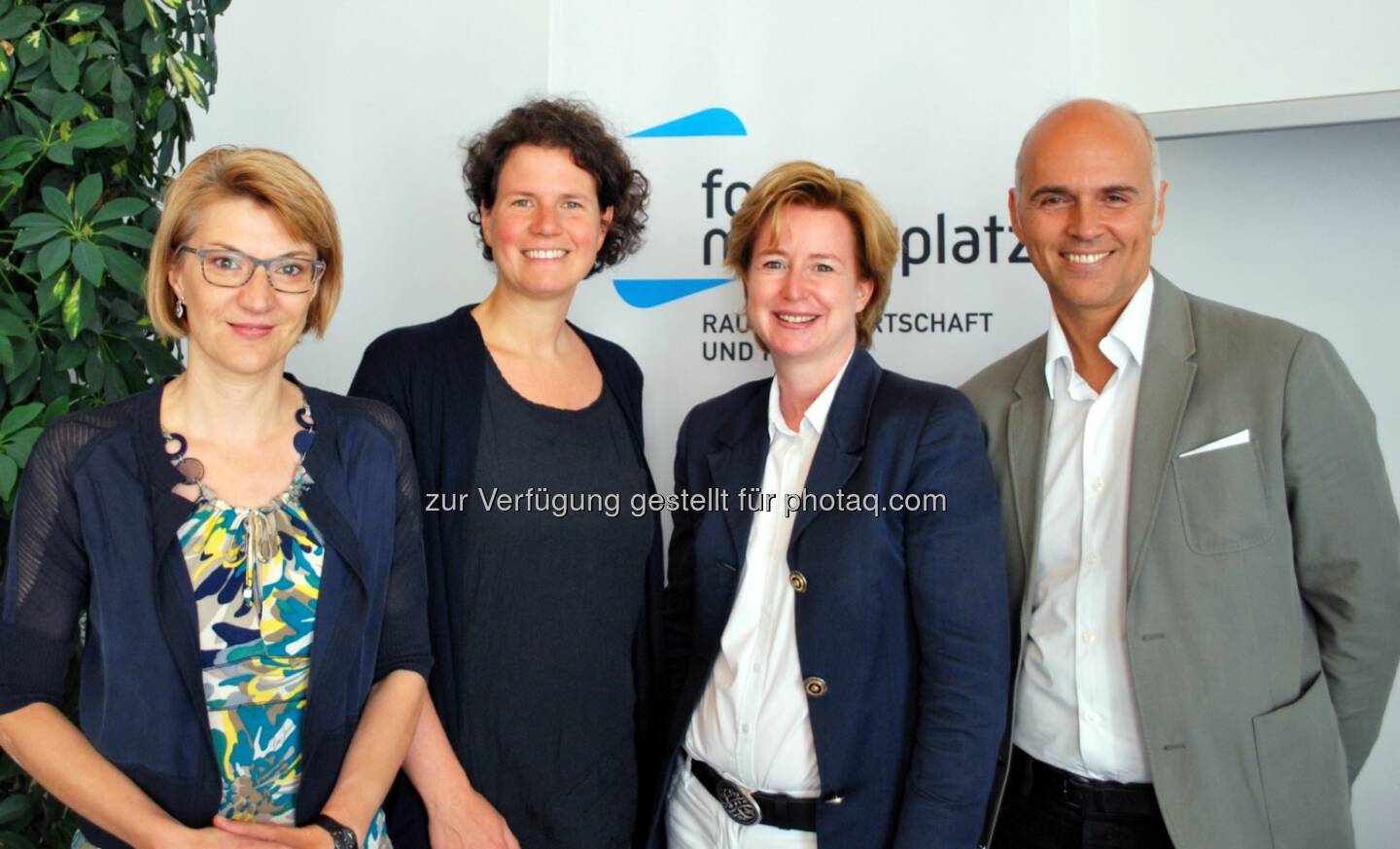 Anita Lung (Organisationsentwicklerin), Marie-Theres Zirm (cardamon-Gründerin), Birgit Kraft-Kinz (Obfrau der Kreativwirtschaft Forum Mozartplatz), Rudi Kobza (Gründer und Eigentümer der Kobza Media Group) : Frühstück im Forum Mozartplatz : Diskussion ARGE, Coop & Co : Die Kunst vernetzt zu arbeiten – Tipps und Reflexion : Fotocredit: Forum Mozartplatz