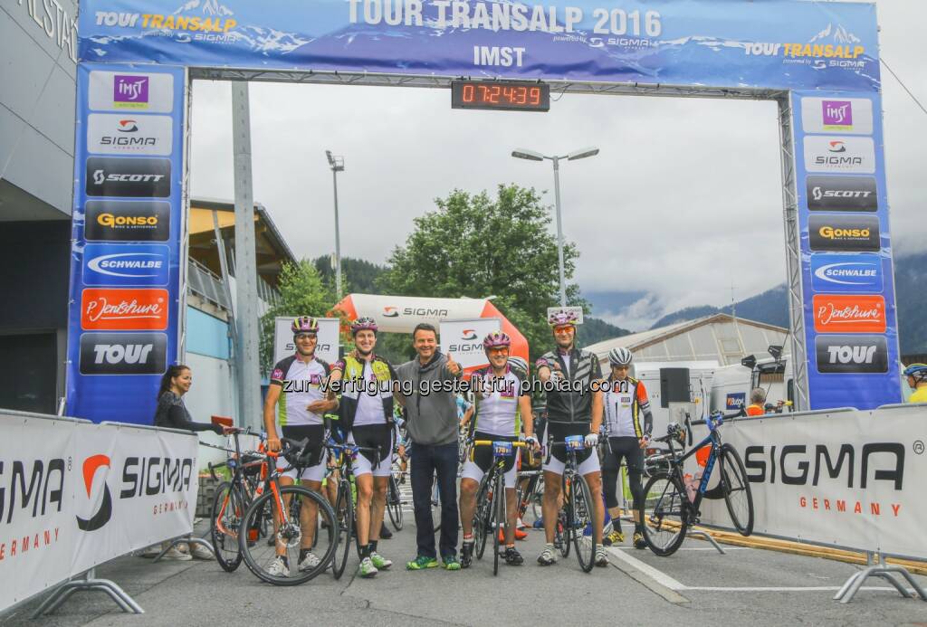 Zwei Teams von Imst Tourismus : Mehr als 900 internationale Rennradler in Imst am Start zur Tour-Transalp 2016 : Fotocredit: Imst Tourismus, © Aussendung (29.06.2016)