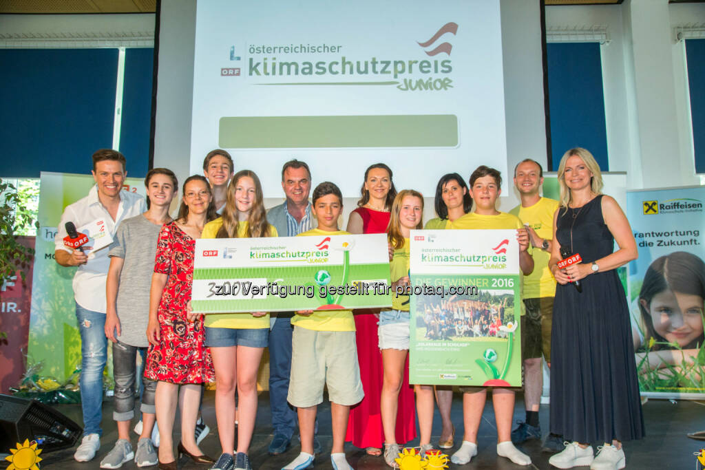 Robert Steiner (ORF), iBros (Band), Elisabeth Bargmann (Abteilung Energie- und Wirtschaftspolitik im Umweltministerium), Edwin Möser (Sendungsverantwortlicher „heute konkret“), Tanja Daumann (Raiffeisen Klimaschutz-Initiative), Vertreter der Gewinner des Österreichischen Klimaschutzpreises Junior 2016, Claudia Reiterer (ORF) : Die Schülerinnen und Schüler der dritten Klassen der Neuen Mittelschule Weißenbach/Enns in der Steiermark wurden am 29. Juni bei einer Preisverleihung für ihr Projekt „Solarhaus im Schulhof“ von ORF und Umweltministerium mit dem Österreichischen Klimaschutzpreis Junior 2016 ausgezeichnet : Fotocredit: ORF/Pressefoto Neumayer/Mike Vogl, © Aussendung (30.06.2016) 