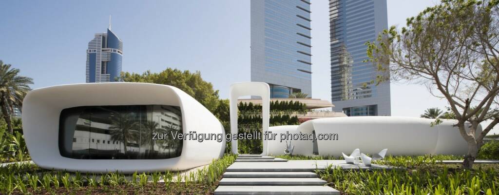 Office of the Future : Das 250 m2 große „Office of the Future“ wurde mit einem 6 m hohen, knapp 37 m langen und 12 m breiten 3D-Drucker konstruiert und in der Nähe der Emirates Towers in Dubai errichtet : Copyright: Dubai Future Foundation , © Aussendung (30.06.2016) 