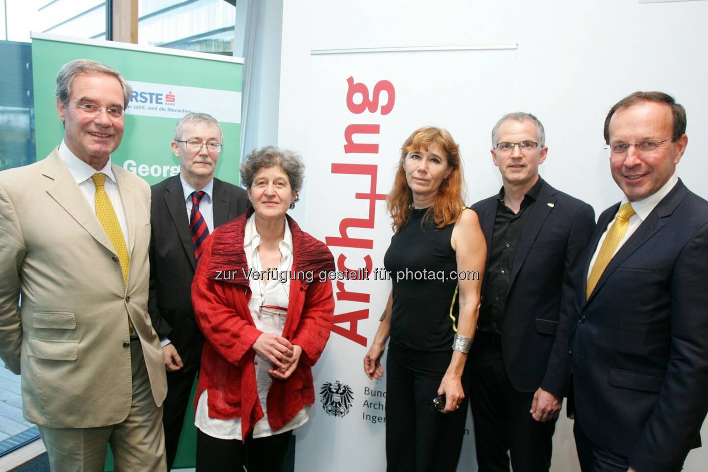 Alfred Jöchlinger (GF Auftragnehmerkataster), Helmut Moser (BMBF/Gruppenleiter Sektion III/A), Ursula Schneider (pos architekten ZT gmbh), Hermann Primig (Rechnungshof/Sektion 4/Leiter Abteilung Bauangelegenheiten), Hemma Fasch (fasch&fuchs.architekten), Wolfgang Gleissner (GF Bundesimmobiliengesellschaft) : Podiumsdiskussion: Zukunftsfähig bestellen und vergeben : Ausschuss Nachhaltiges Bauen der Bundeskammer der ZiviltechnikerInnen diskutierte über die Vergaberechtsnovelle : Fotocredit: Bundeskammer der ZiviltechnikerInnen/APA-Fotoservice/Hautzinger