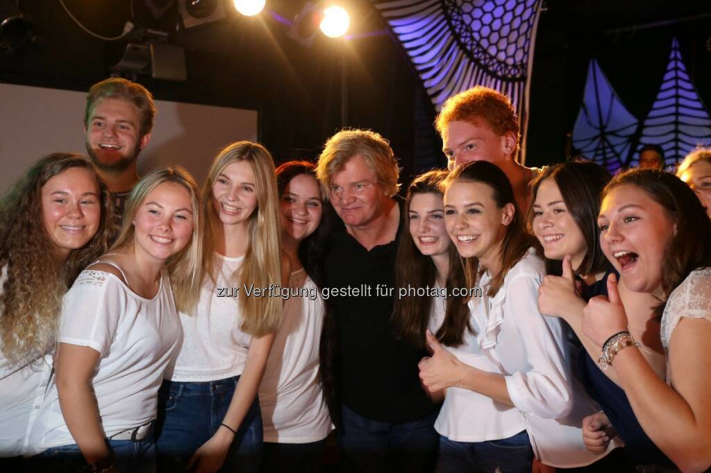 Chor Borg Gastein, Rob Bolland : Chor Borg Gastein - Gewinner des Talentwettbewerbes Helden von heute - Falco goes school 2016 der Falco Privatstiftung in der Kategorie 3 – Oberstufen : Fotocredit: Mag.Elisabeth Wieland, © Aussender (30.06.2016) 