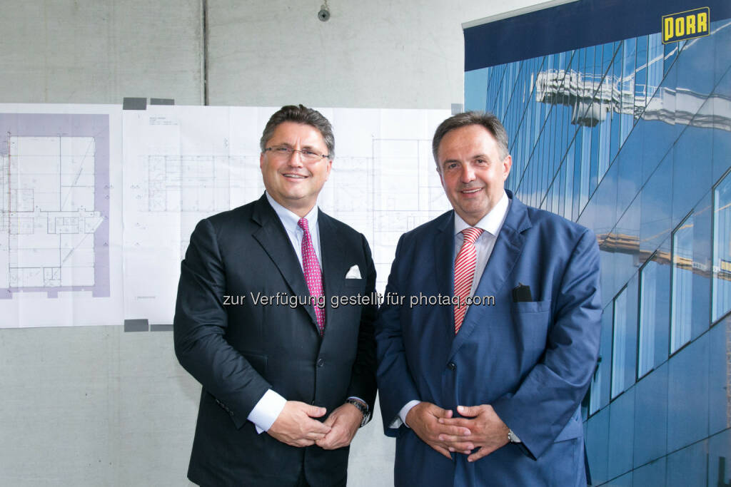 Karl-Heinz Strauss (Vorstandsvorsitzender PORR), Franz Chalupecky (Vorstandsvorsitzender ABB Österreich) :  Gleichenfeier für das neue Büro- und Werkstättengebäude der ABB in Wiener Neudorf : Fotocredit: PORR AG/APA-Fotoservice_Rastegar, © Aussendung (01.07.2016) 